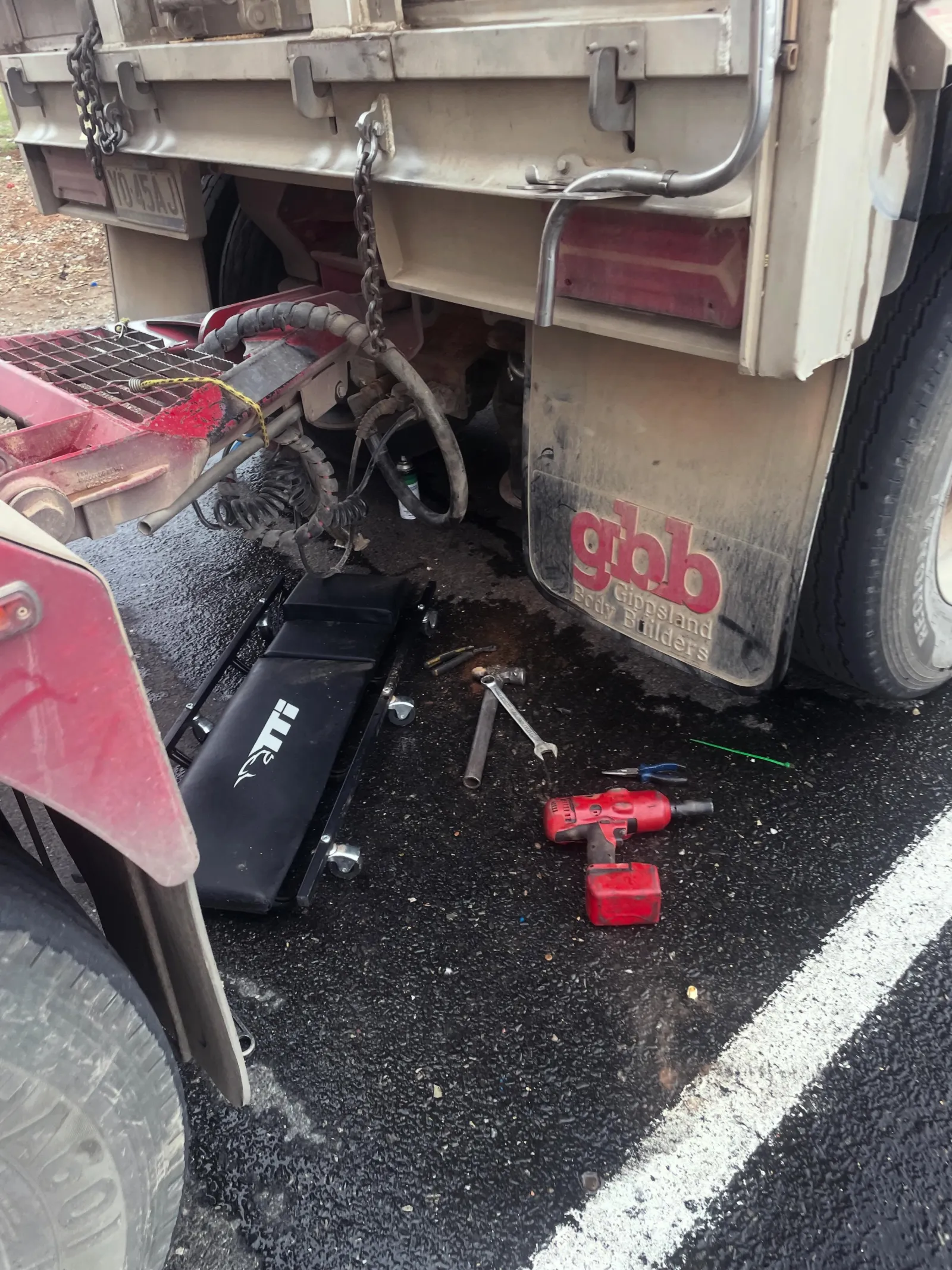 Roadside breakdown service on heavy trailer suspension